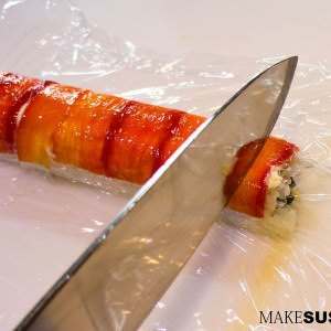 cutting-paprika-sushi-roll