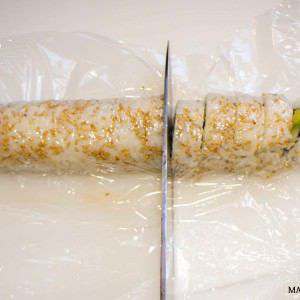 cutting-california-sushi-roll